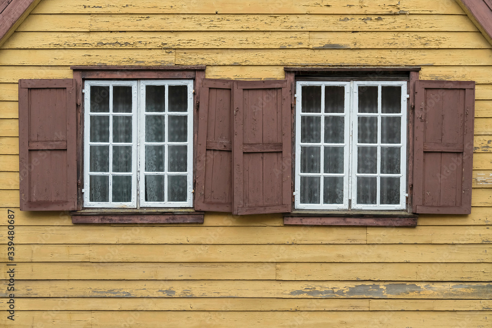 ventanas en casa de campo de madera Stock Photo | Adobe Stock