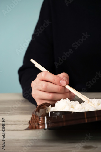 Takeaway meal. Person eating lunch テイクアウトの食事 お弁当を食べている人