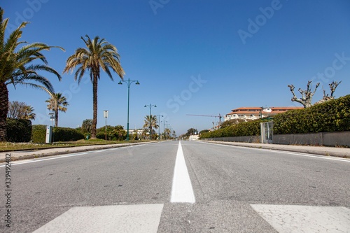 il viale deserto a Forte dei Marmi, la Pasqua ogni anno sancisce l'inizio della stagione turistica ma quest'anno la città è deserta a causa delle restrizioni per la pandemia da cornavirus