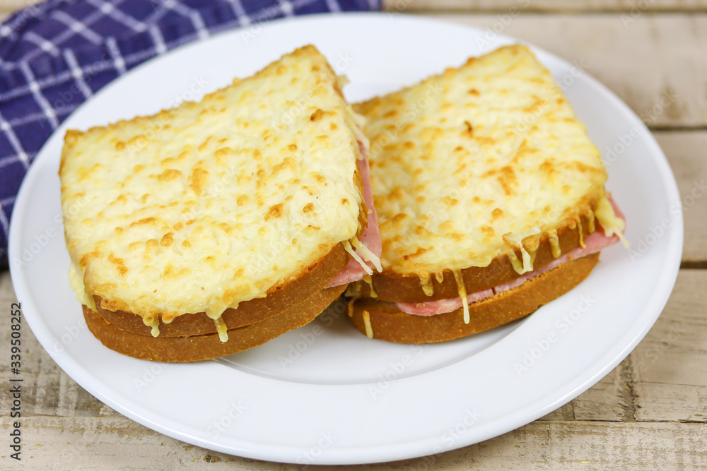 croque-monsieur dans une assiette
