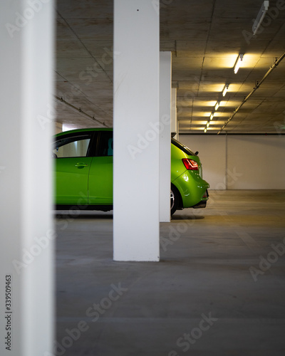 Auto in der Tiefgarage