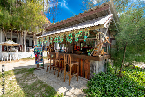 プーケット島にある「マイトンアイランド」真っ白なビーチにエメラルドグリーンに輝く海、とても美しい島です。