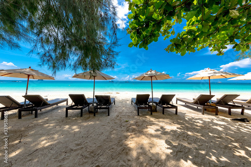 プーケット島にある「マイトンアイランド」真っ白なビーチにエメラルドグリーンに輝く海、とても美しい島です。