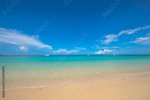 プーケット島にある「マイトンアイランド」真っ白なビーチにエメラルドグリーンに輝く海、とても美しい島です。