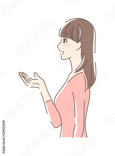 笑顔で手を差し出す女性の横顔