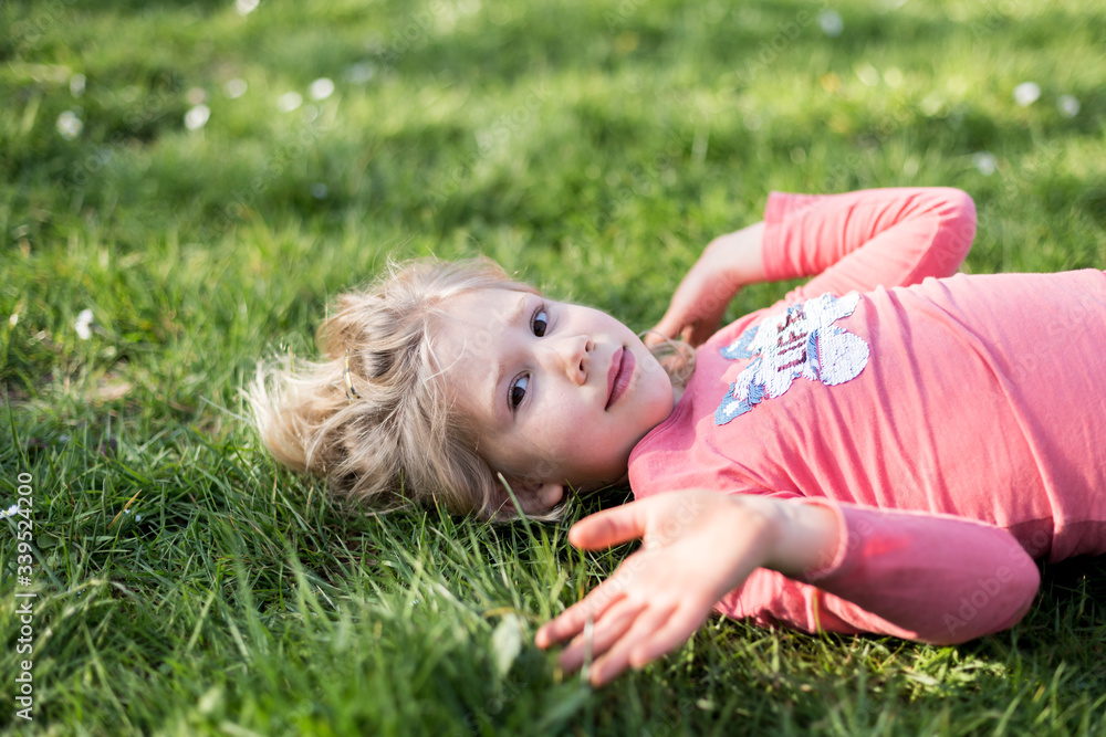 jeune fille se repose dans l'herbe jeune fille se repose dans l'herbe