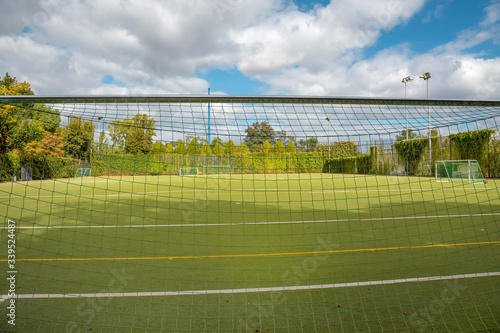 Wallpaper Mural Hinter dem Fußballtor auf einem Rasen Spielfeld Torontodigital.ca