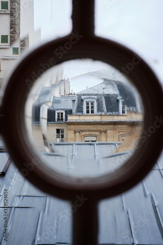 Tableau sur toile Jeu de reflets dans un salon parisien