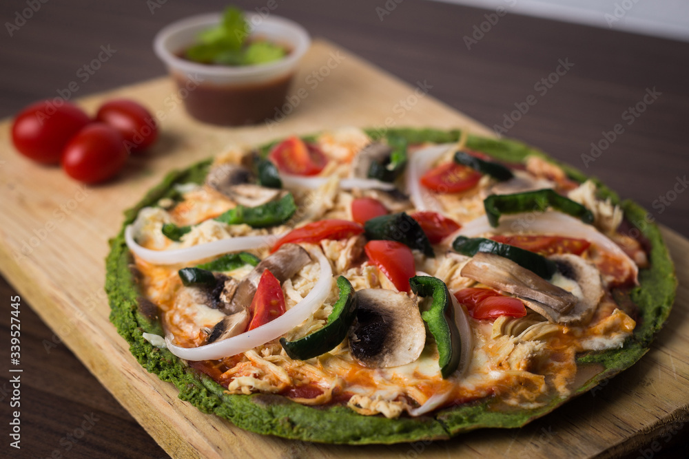 Deliciosa y saludable pizza artesanal al horno con verduras