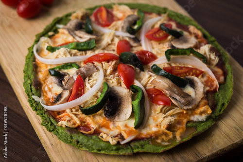 Deliciosa y saludable pizza artesanal al horno con verduras