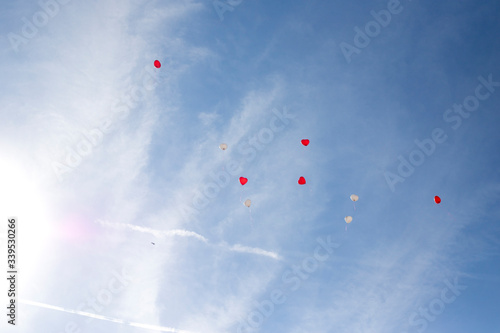 Luftballons steigen lassen