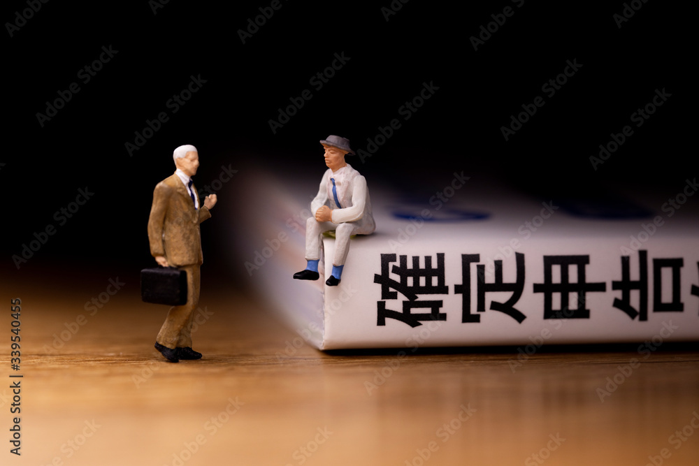 Fototapeta premium 確定申告について話すビジネスマンたち 