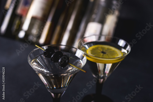 Fotografía Dry martini with black olives and fresh lemon