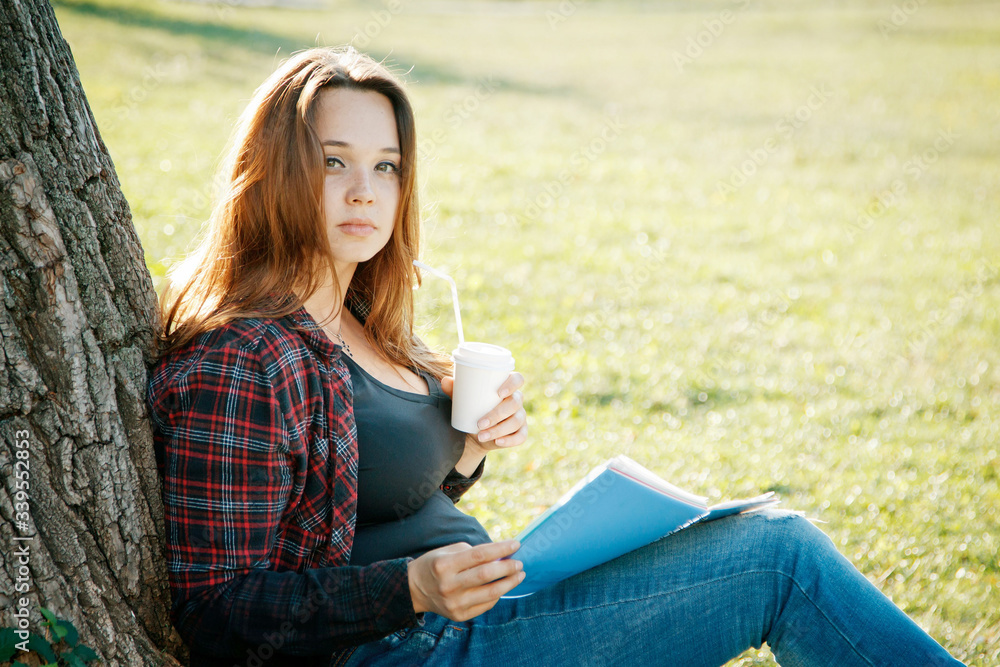 Obraz premium girl student near the tree