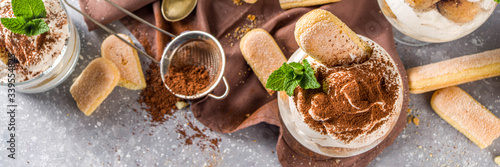 Tableau sur toile Traditional italian dessert tiramisu