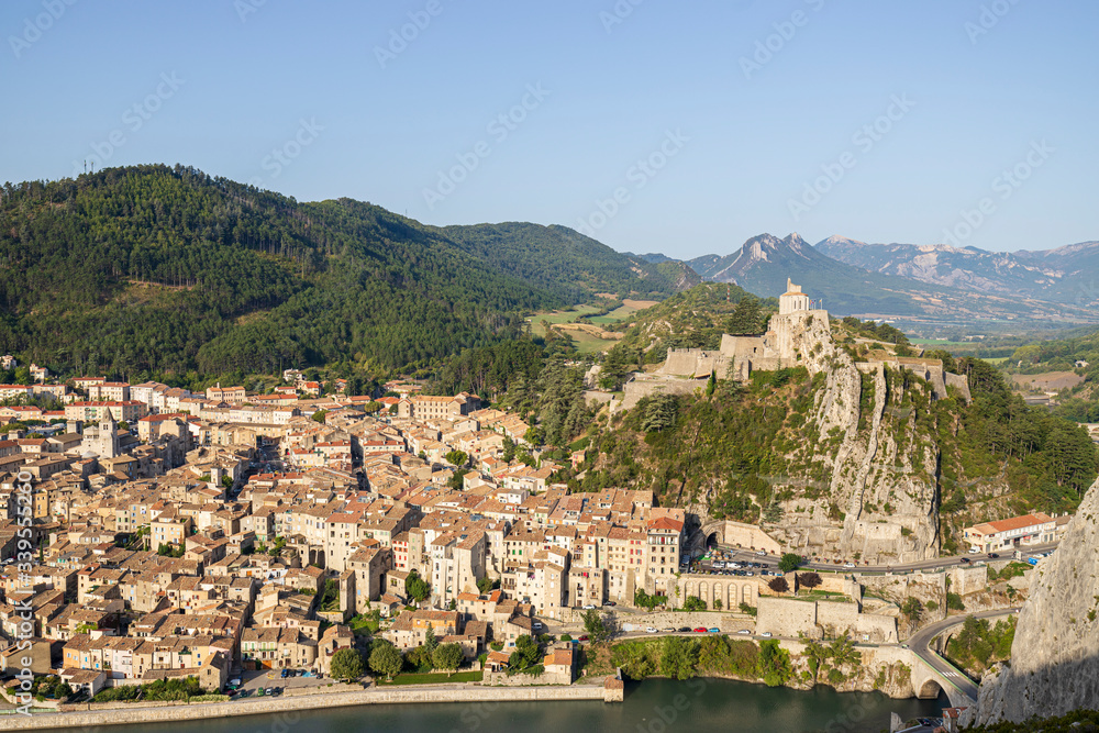 Sisteron, la Durance, la vieille ville et la Citadelle du XIIIe-XVIe siècle