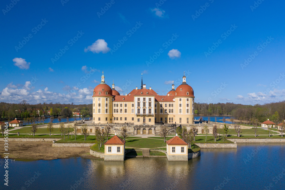 Schloss Moritzburg bei Dresden im Frühling