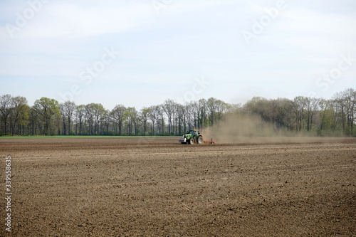 Dürre: Traktor pflügt durch Trockenheit staubendes Acker photo