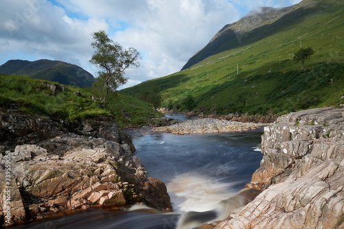 Ein Fluss in der Schlucht "Glen Etive" im schottischen Hochland. Die Schlucht befindet sich im Tal "Glen Coe" in dem viele berühmte Filme gedreht wurden.