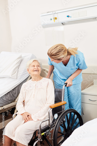 Pflegekraft betreut Seniorin im Rollstuhl