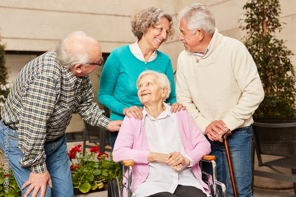 Gruppe Senioren als Freunde im Altersheim Stock Photo Adobe Stock