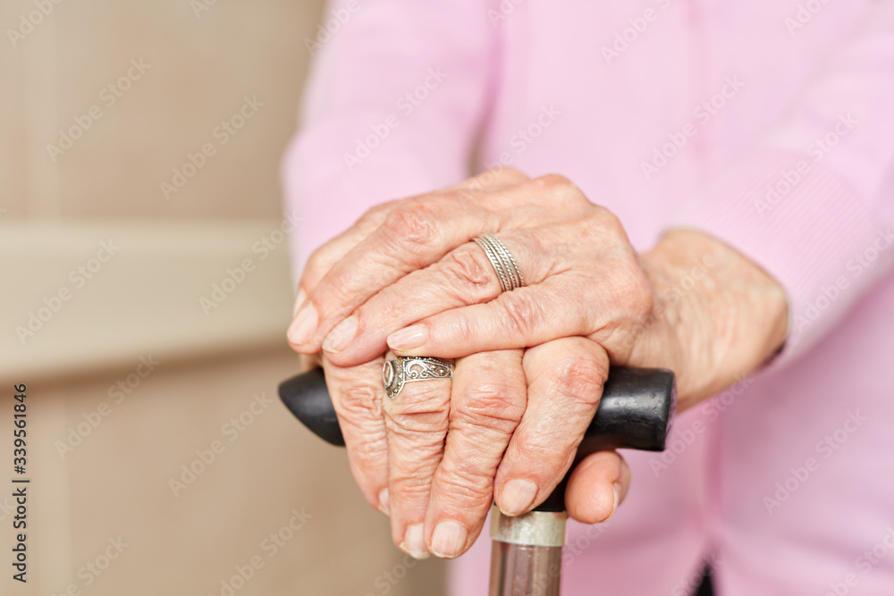 Faltige Hände einer Seniorin mit Gehstock Stock Photo Adobe Stock