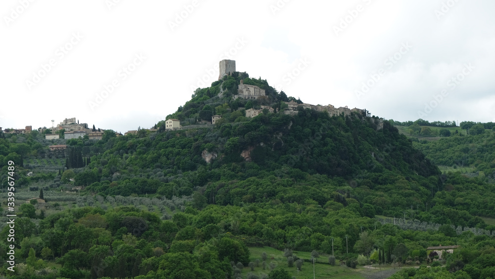 Il castello di Tentennano sovrasta il villaggio di Rocca d'Orcia in Toscana.