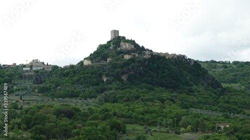 Il castello di Tentennano sovrasta il villaggio di Rocca d Orcia in Toscana.