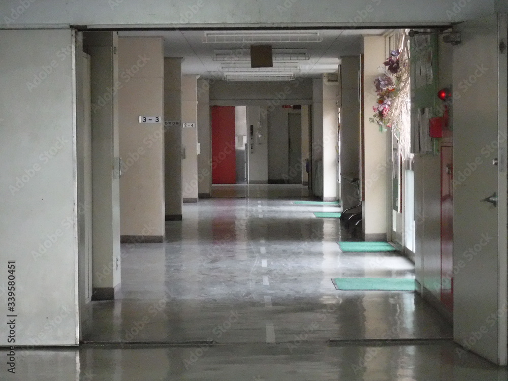 学校の廊下　-　school hallway