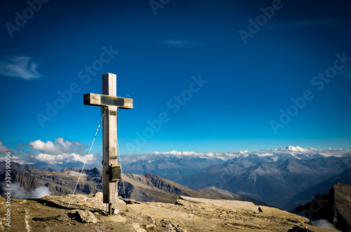 Ein Kreuz auf einem schweizer Berggipfel