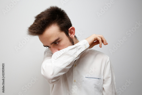 El coronavirus COVID-19 reduce el riesgo de propagación de la infección al cubrirse la nariz y la boca al toser y estornudar con un pañuelo o un codo flexionado photo