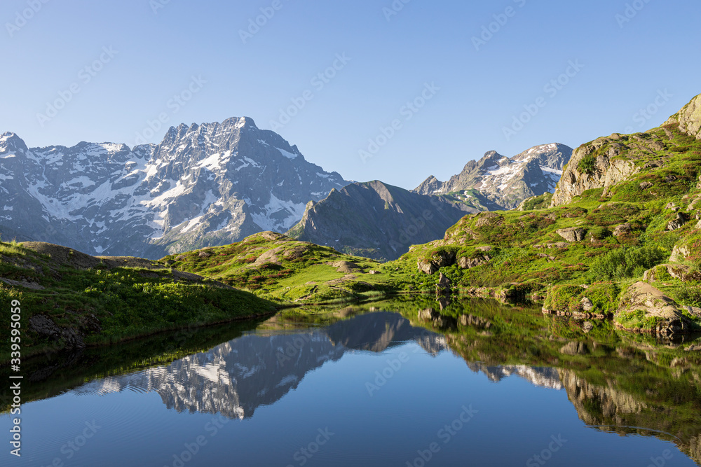 Reflet du Sirac (3441m) sur le lac du Lauzon (2008m), la Chapelle-en-Valgaudemar, Parc national des Ecrins, Hautes-Alpes, France