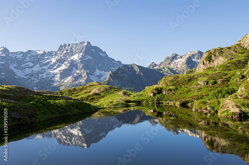 Fototapeta Naklejka Na Ścianę i Meble -  Reflet du Sirac (3441m) sur le lac du Lauzon (2008m), la Chapelle-en-Valgaudemar, Parc national des Ecrins, Hautes-Alpes, France