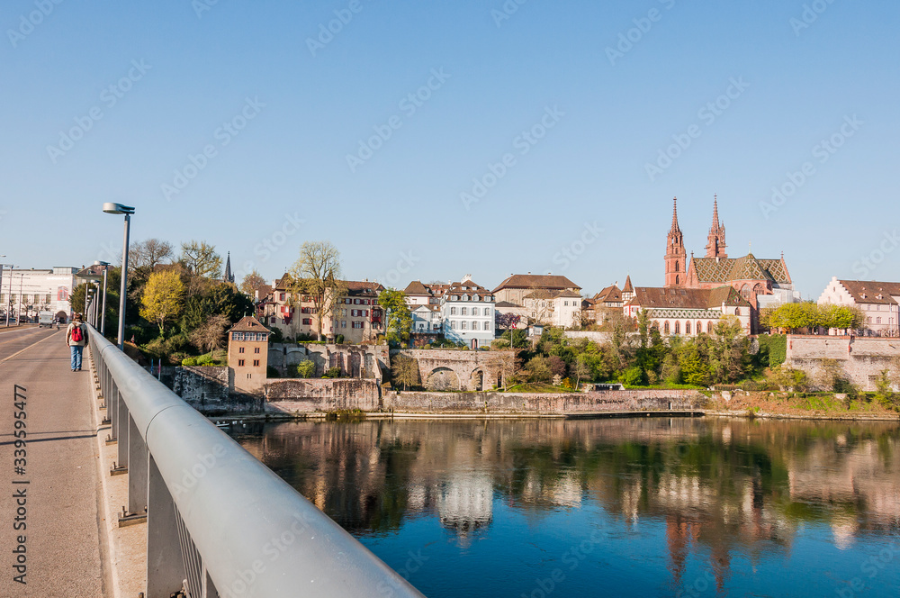 Obraz premium Basel, Münster, Kirche, Pfalz, Rhein, Rheinufer, Stadt, Altstadt, Altstadthäuser, Grossbasel, Kleinbasel, Wettsteinbrücke, Frühling, Rheinschifffahrt, Fähre, Schweiz