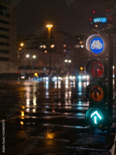 Ampel einer Berliner Straßenkreuzung im regen