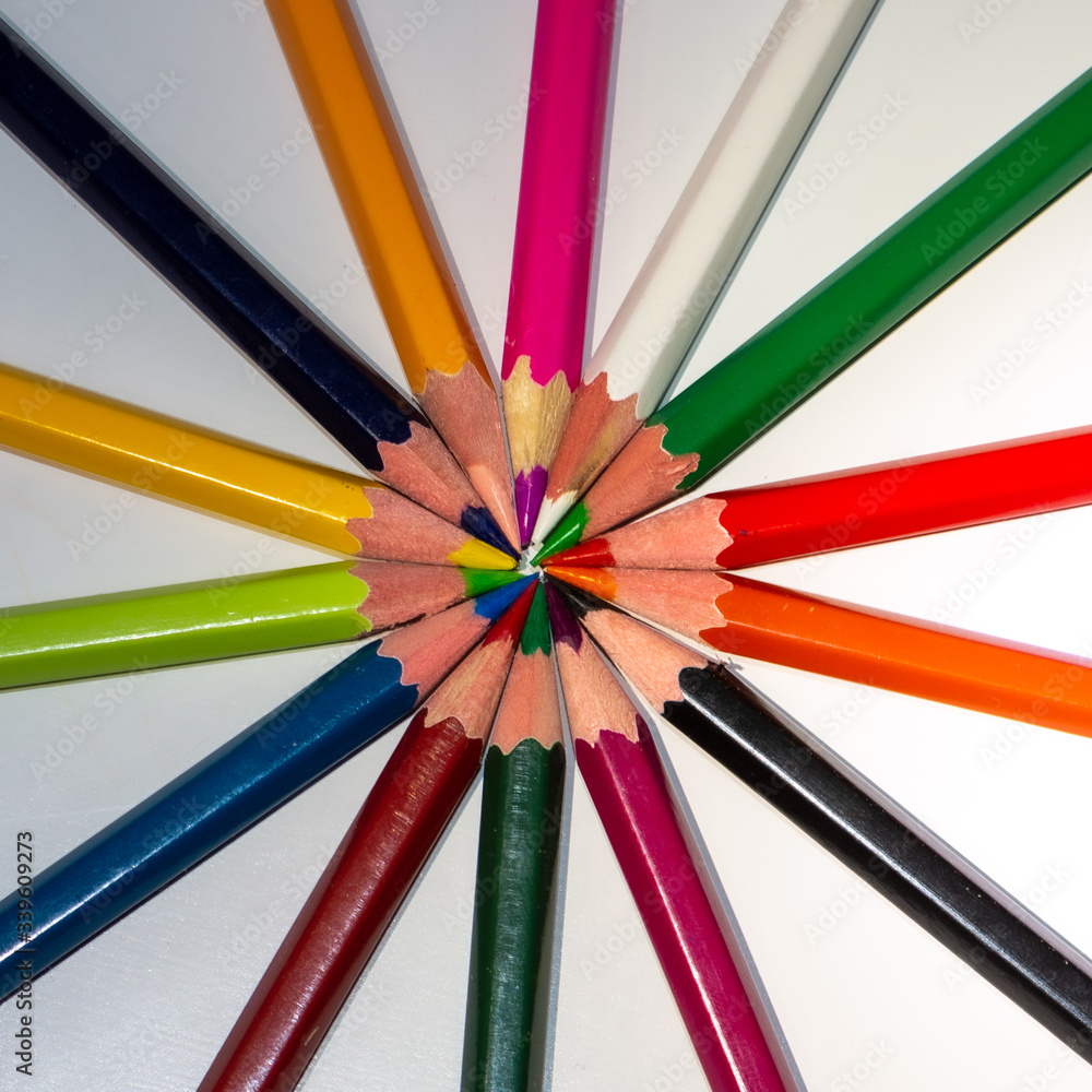 Lapices de colores colocados en circulo dando una estectica mas bonita Lapices de colores colocados en circulo dando una estectica mas bonita
