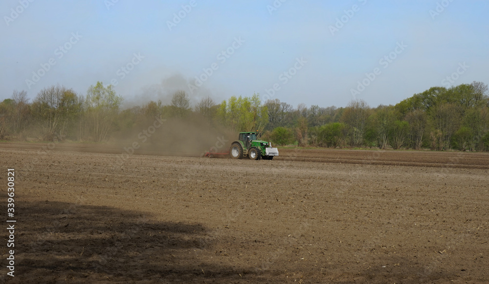 Dürre: Traktor bricht Acker um, welches durch die Trockenheit staubt