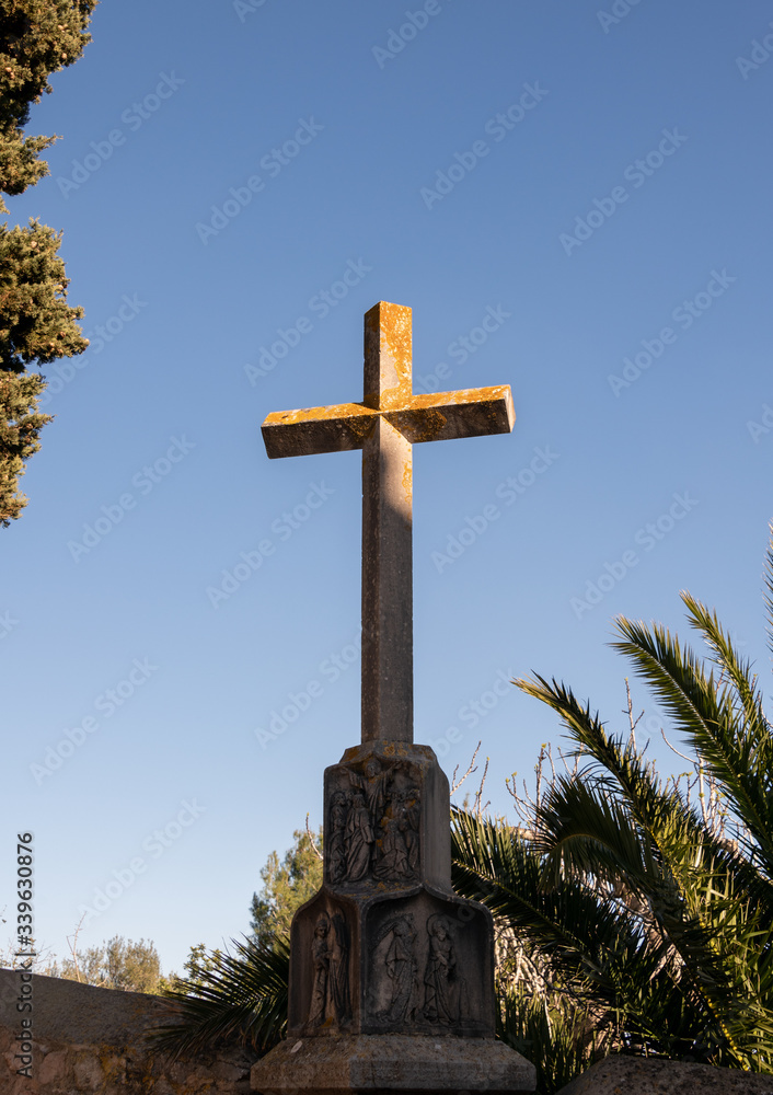 großes Steinkreuz vor einer Kirche in Spanien