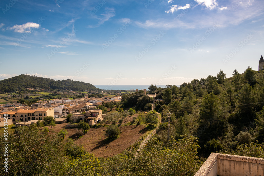Blick von einem Berg über ein Dorf in Spanien