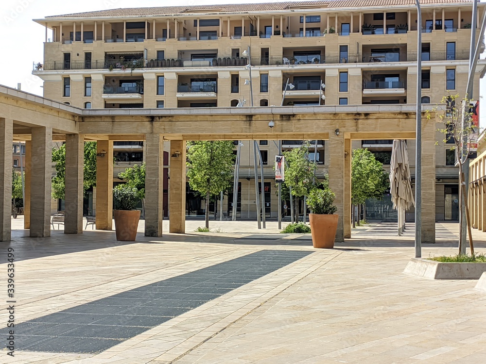 Fototapeta premium Rue de Aix en Provence avec ses battisses et maisons provençale, proche de la fontaine de la rotonde et de la place d'albertas puis cours mirabeau, bloqué par le confinement du corona virus