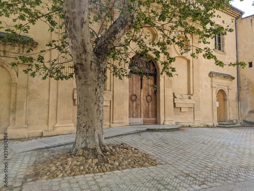 Rue de Aix en Provence avec ses batisses et maisons provençale, proche de la fontaine de la rotonde et de la place d'albertas, saison estivale bloqué par le confinement du corona virus