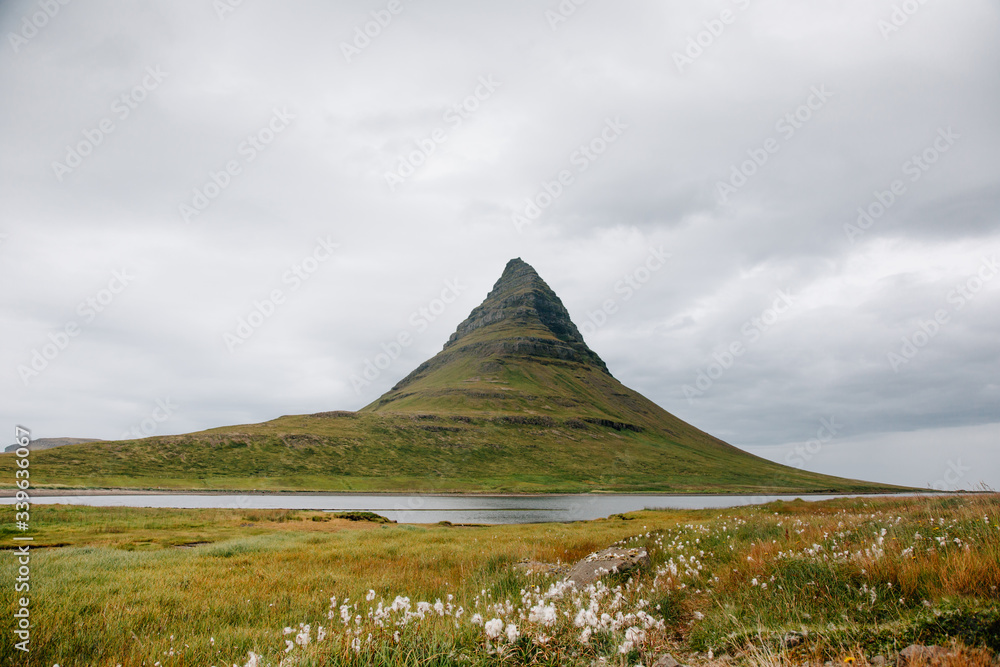 Der Berg Kirkjufell auf Island