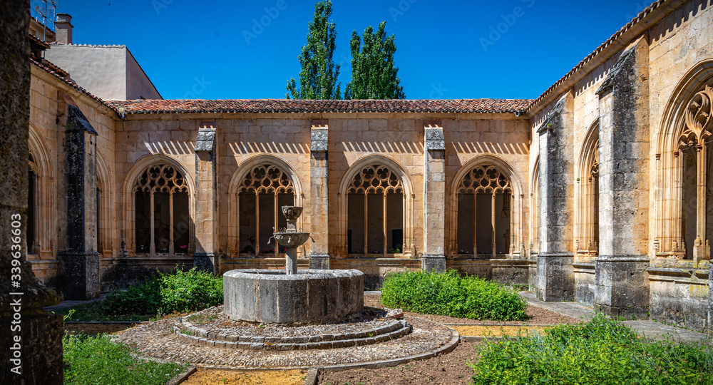 Covarrubias pueblo  antiguo con edificios monumentales en Burgos España