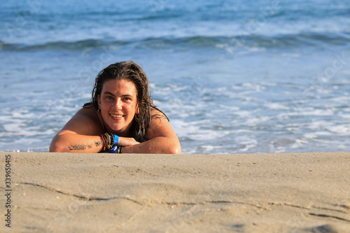 mujer joven sonriente bañandose en la playa toples almería 4M0A6249-as20 photo