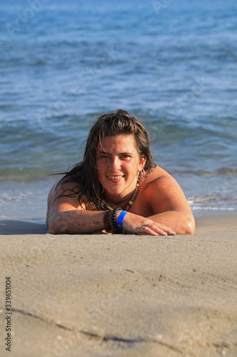 mujer joven sonriente bañandose en la playa toples almería 4M0A6294-as20 photo