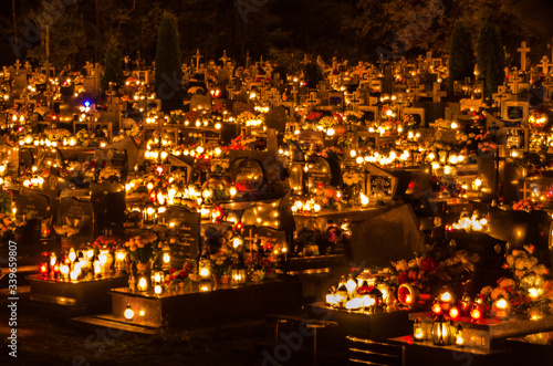 Cmentarz nocą święto zmarłych