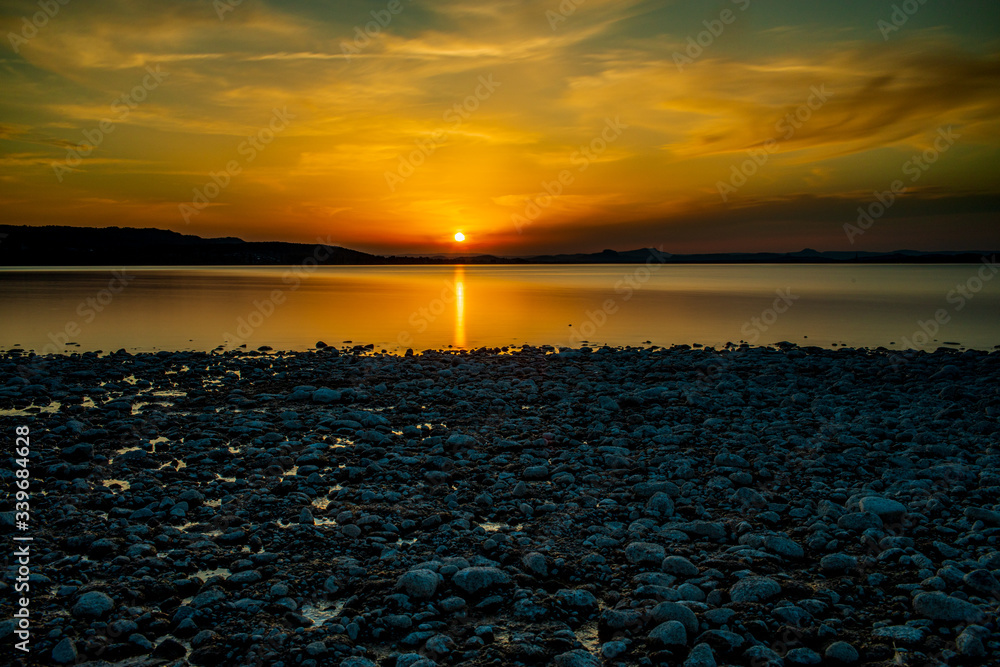 Obraz premium Empty lake and sunset