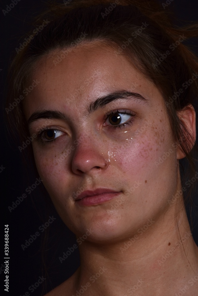 Larmes de tristesse d'une jeune femme Larmes de tristesse d'une jeune femme