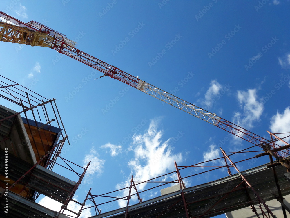 Lavori in corso nel cantiere edile in primavera - ripresa dei lavori Lavori in corso nel cantiere edile in primavera - ripresa dei lavori