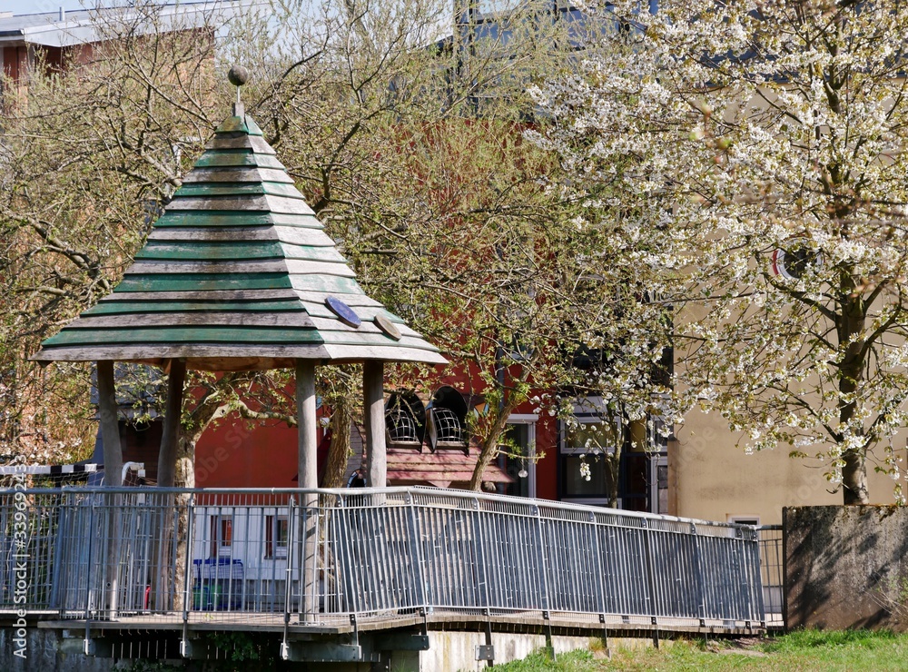 Fototapeta premium Pavillon im Park Trabrennbahn